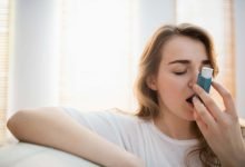 mujer utilizando un inhalador, asma