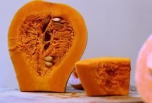 Calabaza brillante sobre un fondo blanco para tu imaginación lugar para texto