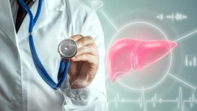 Holograma médico y hepático, dolor de hígado y signos vitales. concepto de tecnología, tratamiento hígado