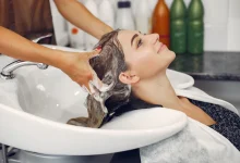 mujer haciendo un lavado de cabello en la peluquería, tratamientos capilares