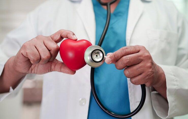 doctora asiática con corazón rojo para la salud en el hospital