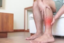 hombre que tiene dolor en las piernas debido a los calambres en los músculos de la pantorrilla y las espinillas duelen las lesiones, la salud y el concepto médico