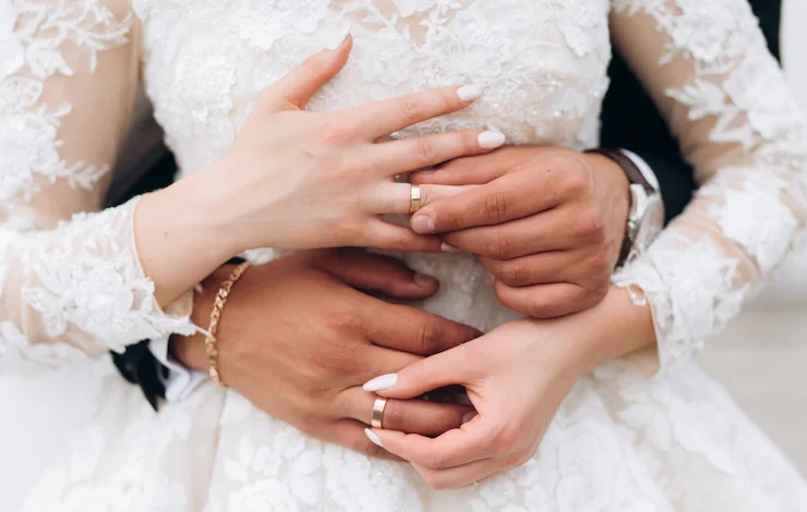 el novio y la novia se ponen los anillos de boda, vista frontal de las manos, boda
