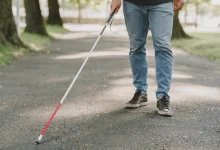 personas con discapacidad, minusválido y vida cotidiana. hombre con ciego