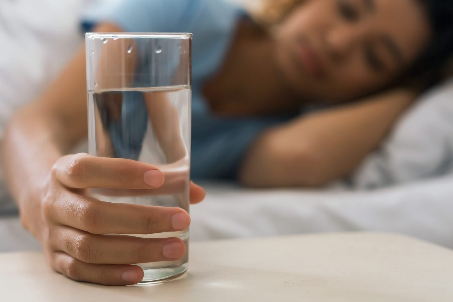 Por qué nunca debes dormir con un vaso de agua o una taza al lado de tu cama