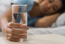 Por qué nunca debes dormir con un vaso de agua o una taza al lado de tu cama